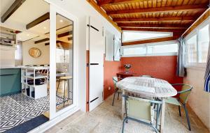 Η κουζίνα ή μικρή κουζίνα στο 1 Bedroom Cozy Home In Dolus-D'oléron +24 φωτογραφίες