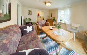 Χώρος καθιστικού στο 3 Bedroom Gorgeous Home In Överlida