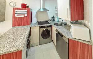 una cocina con lavadora y fregadero en Charming Apartment With Pool, en Vera