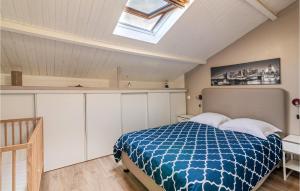 Un dormitorio con una cama y una claraboya. en Awesome Home In Criquetot-L'esneval, en Criquetot-lʼEsneval