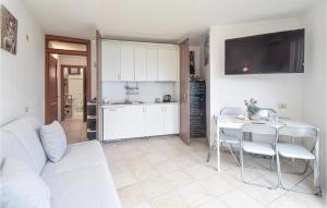 Kuchyň nebo kuchyňský kout v ubytování Cozy Apartment In Sperlonga
