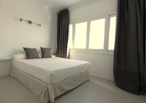 プエルト・デル・カルメンにあるCosta Mar Sea Viewのベッドルーム1室(ベッド1台、大きな窓付)