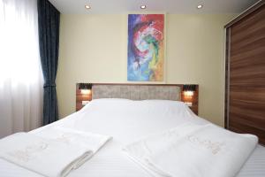 Postel nebo postele na pokoji v ubytování Dodona ApartHotel in Prishtina