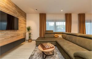 Posezení v ubytování Beautiful Home In Zdrelac