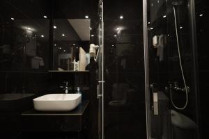 Koupelna v ubytování Dodona ApartHotel in Prishtina