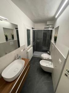 a large bathroom with two sinks and a shower at Casa indipendente a Senigallia in Senigallia +15 photos