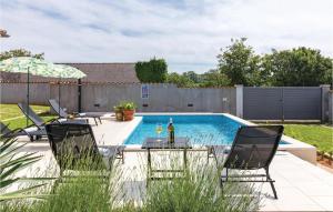 Bazén v ubytovaní Holiday Home Valtura Xlvii alebo v jeho blízkosti