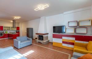 Χώρος καθιστικού στο 3 Bedroom Amazing Home In Caserta