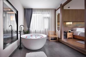 เตียงในห้องที่ The Giggling Tree