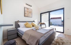 Postel nebo postele na pokoji v ubytování Cozy Home In Biograd Na Moru With Sauna