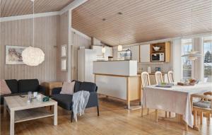 Facilități de preparat ceai și cafea la 3 Bedroom Gorgeous Home In Gilleleje