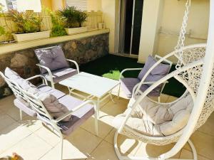 Ein Sitzbereich in der Unterkunft דירת נופש אילת -אלמוג Almog Suite in Eilat close to Red Sea - דירת נופש אלמוג מרחק נגיעה מהים