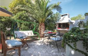 Vonkajšia záhrada v ubytovaní 3 Bedroom Cozy Apartment In Makarska