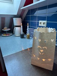 Una bolsa de papel sobre la encimera de una cocina en Harzlicht - Dein Basislager für Urlaub und Abenteuer im Oberharz, en Braunlage