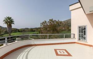 Μπαλκόνι ή βεράντα στο 3 Bedroom Amazing Home In Caserta