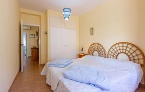 Postel nebo postele na pokoji v ubytování Cozy Apartment In Santiago De La Ribera