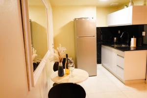 Küche/Küchenzeile in der Unterkunft דירת נופש אילת -אלמוג Almog Suite in Eilat close to Red Sea - דירת נופש אלמוג מרחק נגיעה מהים