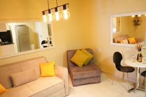 Ein Sitzbereich in der Unterkunft דירת נופש אילת -אלמוג Almog Suite in Eilat close to Red Sea - דירת נופש אלמוג מרחק נגיעה מהים