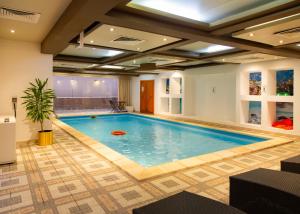 una gran piscina en una habitación grande en Al Liwan Residence, en Doha