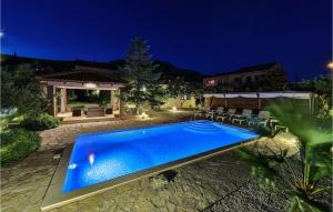 Bazén v ubytovaní Holiday Home Kastel Kambelovac 11 alebo v jeho blízkosti + 28 fotografií