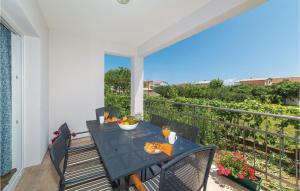 ein Tisch und Stühle auf einem Balkon mit Aussicht in der Unterkunft Two-Bedroom Holiday Home In Kastel Novi in Kaštela