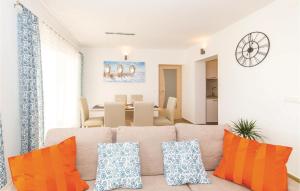 ein Wohnzimmer mit Couch und ein Esszimmer in der Unterkunft Two-Bedroom Holiday Home In Kastel Novi in Kaštela