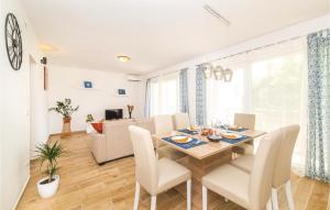TV/Unterhaltungsangebot in der Unterkunft Two-Bedroom Holiday Home In Kastel Novi