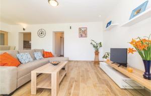 ein Wohnzimmer mit einer Couch und einem Tisch in der Unterkunft Two-Bedroom Holiday Home In Kastel Novi in Kaštela