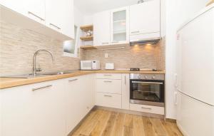 Küche/Küchenzeile in der Unterkunft Two-Bedroom Holiday Home In Kastel Novi