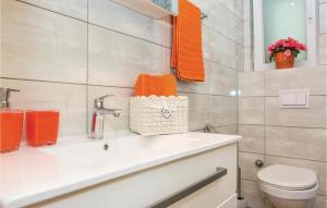 Ein Badezimmer in der Unterkunft Two-Bedroom Holiday Home In Kastel Novi