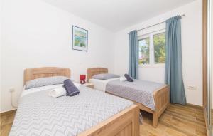 Ein Bett oder Betten in einem Zimmer der Unterkunft Two-Bedroom Holiday Home In Kastel Novi
