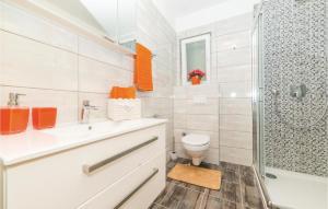 Ein Badezimmer in der Unterkunft Two-Bedroom Holiday Home In Kastel Novi