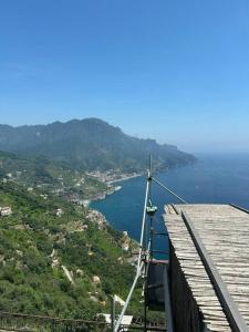 una vista dell'oceano da un edificio di Chez Moira apartment with seaview a Ravello