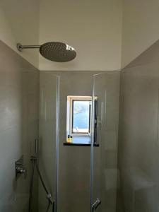 bagno con doccia e finestra di Chez Moira apartment with seaview a Ravello