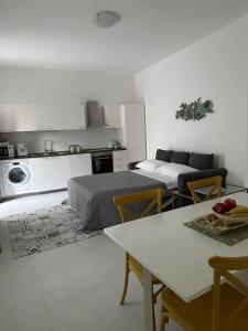 una cucina e un soggiorno con tavolo e sedie di Chez Moira apartment with seaview a Ravello Altre 10 foto