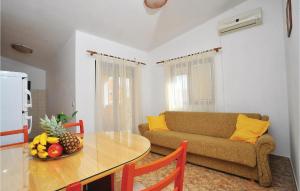 Posezení v ubytování One-Bedroom Apartment In Okrug Donji