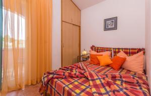 Posteľ alebo postele v izbe v ubytovaní Cozy Apartment In Sukosan With Wifi