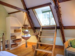 アニックにあるDorothy Forster Courtのはしごと窓のある部屋