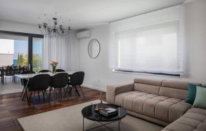 Posedenie v ubytovaní Pet Friendly Apartment In Zidarici