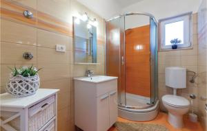 Koupelna v ubytování Four-Bedroom Holiday Home In Stobrec