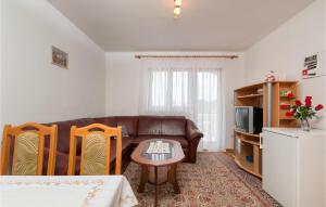 un salon avec un canapé et une table dans l'établissement Three-Bedroom Apartment In Peroj, à Peroj 15 autres photos