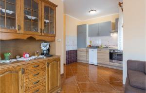 una cucina con mobili in legno e un piano di lavoro di Holiday Apartment Betiga 04 a Barbariga