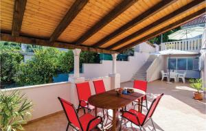 Balkón nebo terasa v ubytování Six-Bedroom Holiday Home In Sipan