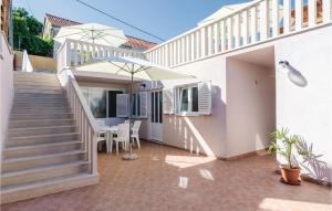 Balkón nebo terasa v ubytování Six-Bedroom Holiday Home In Sipan