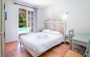 Ένα ή περισσότερα κρεβάτια σε δωμάτιο στο Lovely Home In Callian With Wifi