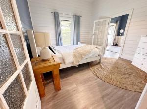 Postel nebo postele na pokoji v ubytování Byron Soul - Waterfront 3BR w Deck - Views