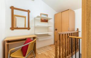 biuro domowe z biurkiem i lustrem w obiekcie Lovely Apartment In Fazana With Wifi w Fažanie