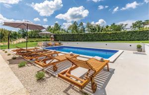 Bazén v ubytování Four-Bedroom Holiday Home In Pazin nebo v jeho okolí