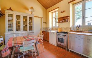 una cucina con tavolo, tavolo e sedie di Beautiful Home In Nieul Le Dolent With Wifi a Nieul-le-Dolent
