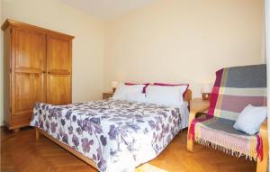 Postel nebo postele na pokoji v ubytování Three-Bedroom Apartment In Brodarica